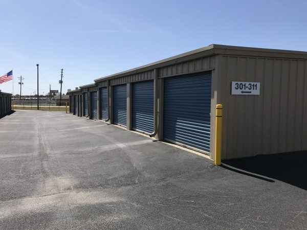 Facility photo: //images.sparefoot.com/medium/2162525f6e4b594c4a4.jpeg