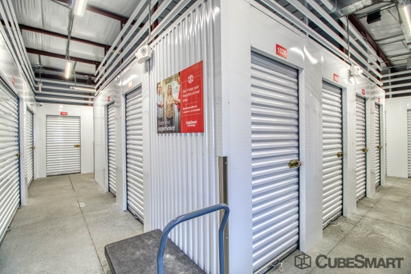 Facility photo: //images.sparefoot.com/medium/21628068832d50b49c8.jpg