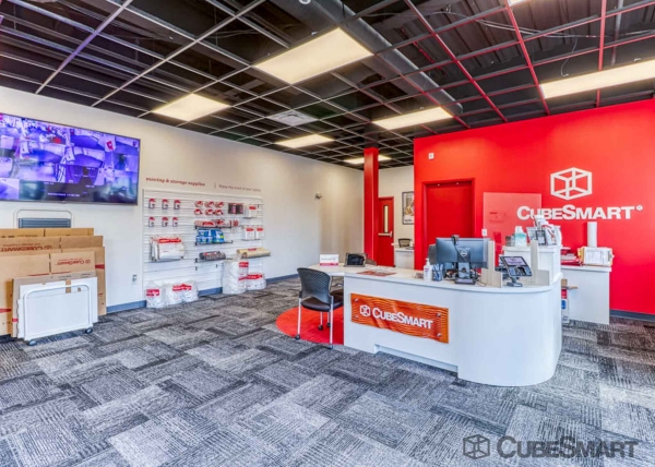 Facility photo: //images.sparefoot.com/medium/216281686f7236b2acd.jpg
