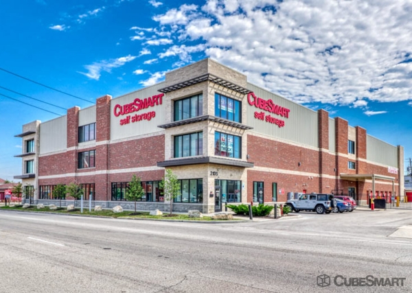 Storage Units at CubeSmart Self Storage - Indianapolis North Illinois Street - 2135 North Illinois Street
