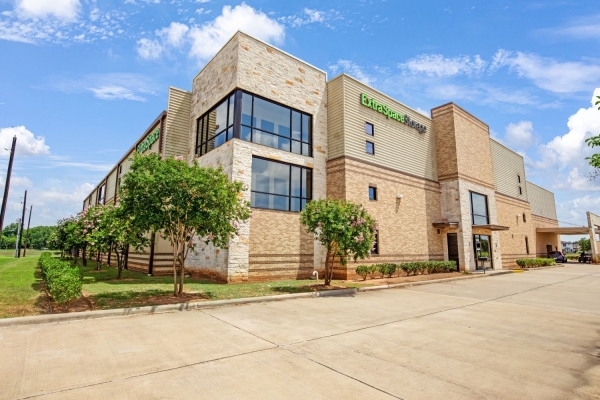 Facility photo: //images.sparefoot.com/medium/2162936a538321b7e5a.jpg