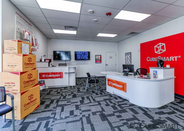 Facility photo: //images.sparefoot.com/medium/216324686f7ff7878af.jpg