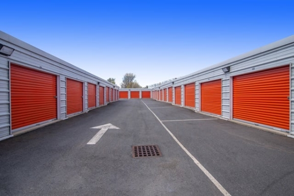 Facility photo: //images.sparefoot.com/medium/216339689b3e1c6fe65.jpg