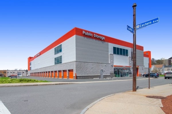 Facility photo: //images.sparefoot.com/medium/21633969f5f96fabfda.jpg