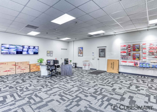 Facility photo: //images.sparefoot.com/medium/2163566943b2157e390.jpg