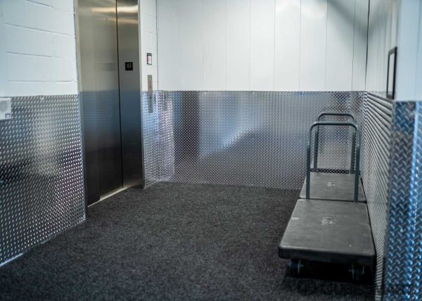 Facility photo: //images.sparefoot.com/medium/216357686f808d36599.jpg