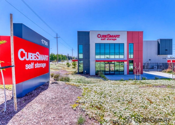 Facility photo: //images.sparefoot.com/medium/2164926975c5bbe63e6.jpg