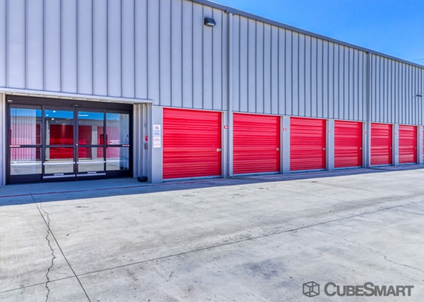 Facility photo: //images.sparefoot.com/medium/216492697f006dbef32.jpg