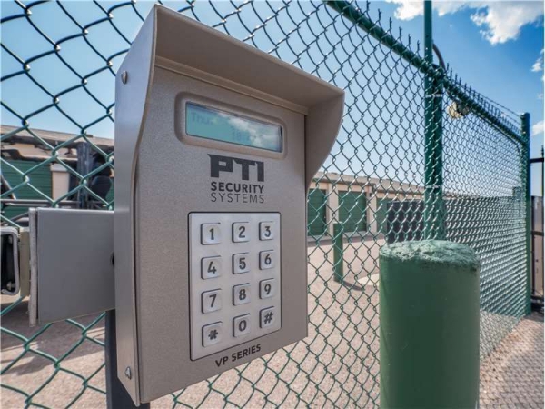 Facility photo: //images.sparefoot.com/medium/216521699434c66f23a.jpg