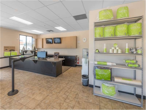 Facility photo: //images.sparefoot.com/medium/216521699434c74a51c.jpg