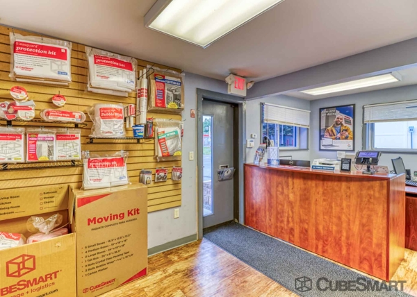 Facility photo: //images.sparefoot.com/medium/216685688b2d056d3f9.jpg