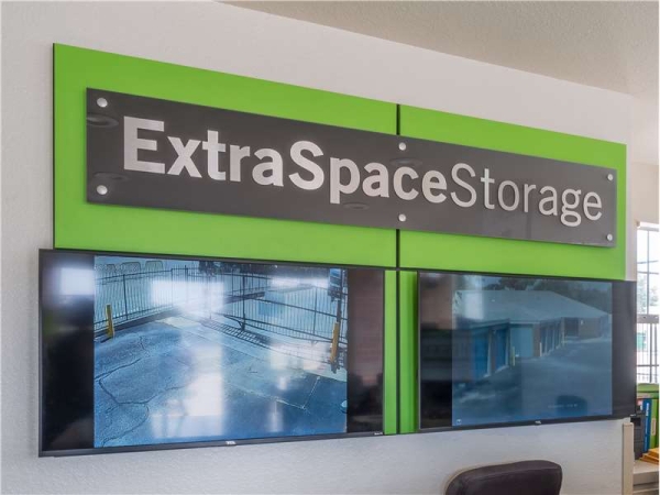Storage Units at Extra Space Storage - 7410 - Dallas - 3335 Northwest Hwy - 3335 West Northwest Highway