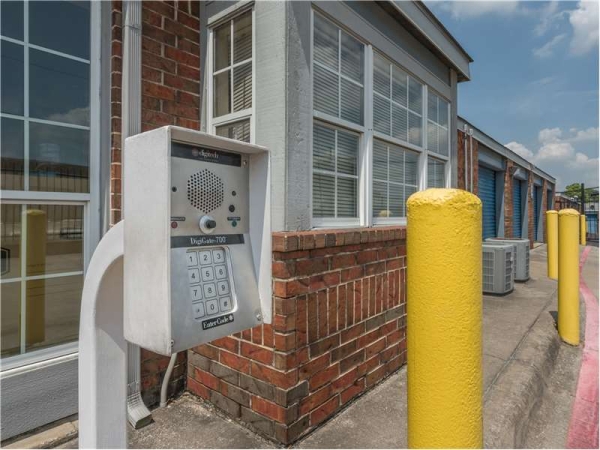 Storage Units at Extra Space Storage - 7410 - Dallas - 3335 Northwest Hwy - 3335 West Northwest Highway