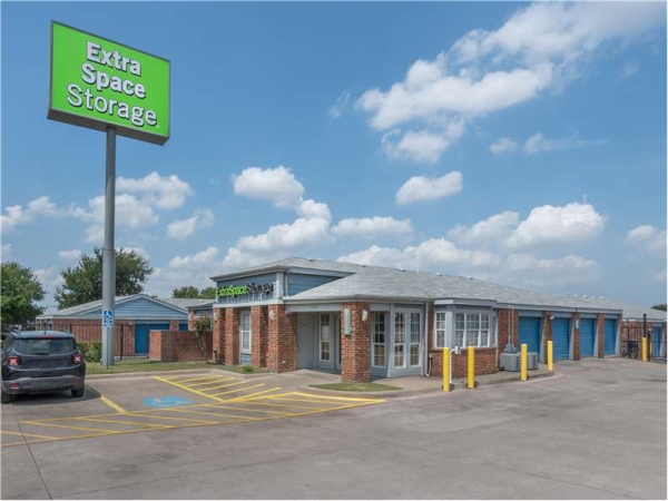 Storage Units at Extra Space Storage - 7410 - Dallas - 3335 Northwest Hwy - 3335 West Northwest Highway