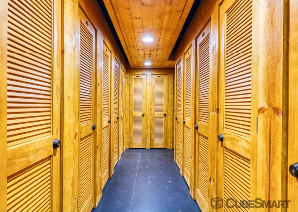 Facility photo: //images.sparefoot.com/medium/216749691f009f6407c.jpg