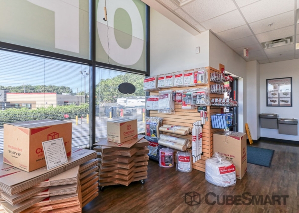 Facility photo: //images.sparefoot.com/medium/2167866979caf65d42c.jpg