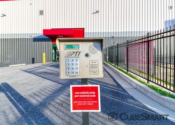 Facility photo: //images.sparefoot.com/medium/21678669fc4a7e1fc49.jpg