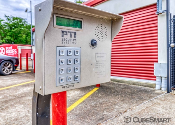 Facility photo: //images.sparefoot.com/medium/216890695f746a93d51.jpg