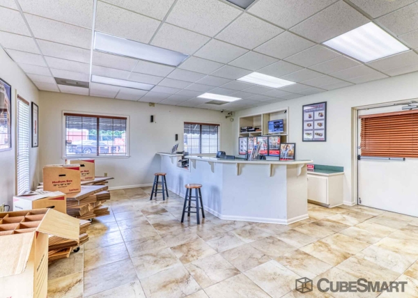 Facility photo: //images.sparefoot.com/medium/21689069e099949e1ce.jpg