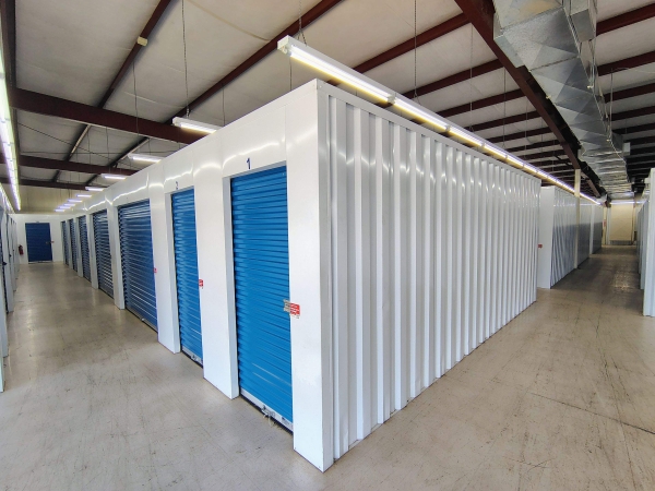 Facility photo: //images.sparefoot.com/medium/2169186a0b7e9f8bfee.jpg
