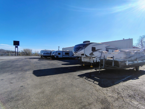 Facility photo: //images.sparefoot.com/medium/2169186a0b7ea72ba24.jpg