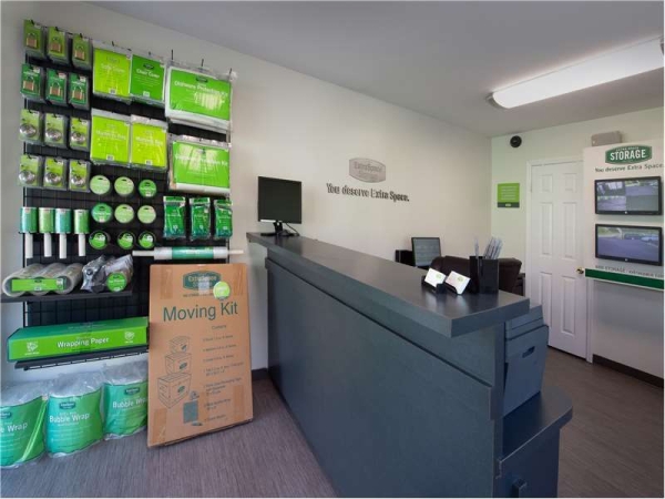 Facility photo: //images.sparefoot.com/medium/217050699433096a8f4.jpg