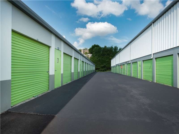 Facility photo: //images.sparefoot.com/medium/2170506994330a33fe2.jpg