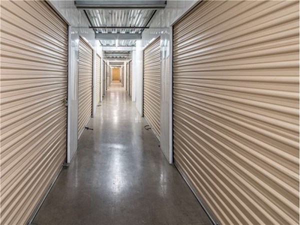 Facility photo: //images.sparefoot.com/medium/217058699432d017fad.jpg