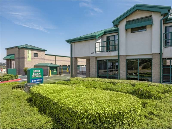 Facility photo: //images.sparefoot.com/medium/217060699433030b6fc.jpg