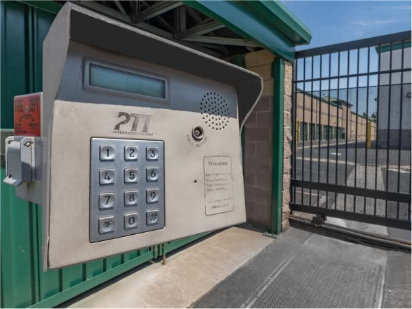 Facility photo: //images.sparefoot.com/medium/21706069943303d288f.jpg