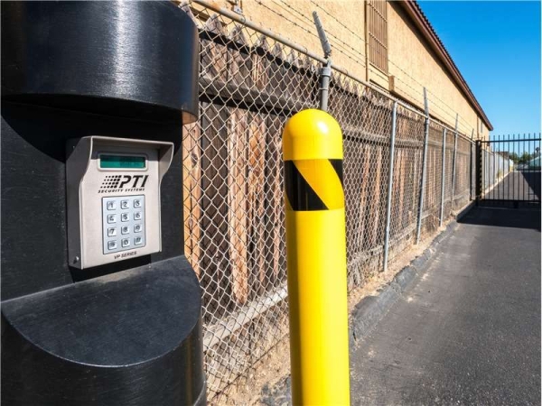 Facility photo: //images.sparefoot.com/medium/217063699432dabe8b3.jpg