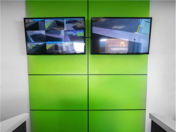 Facility photo: //images.sparefoot.com/medium/217063699432dec3bf4.jpg