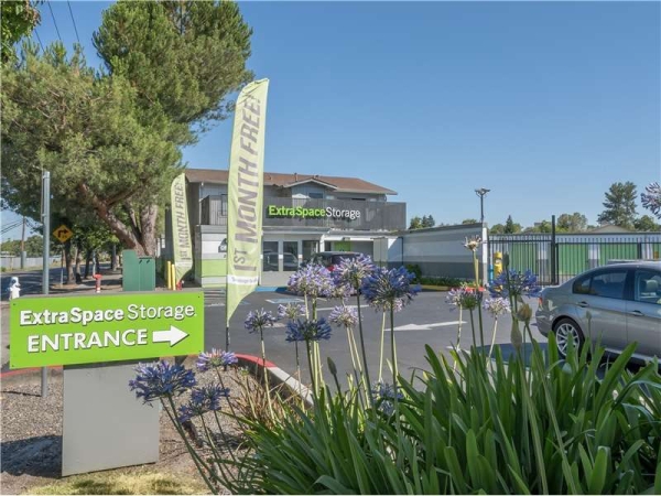 Facility photo: //images.sparefoot.com/medium/21706469943345b8e76.jpg