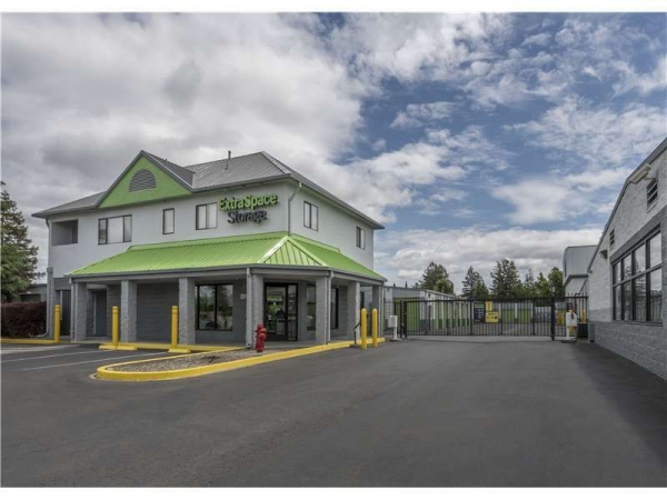 Facility photo: //images.sparefoot.com/medium/217065699433b5dc210.jpg