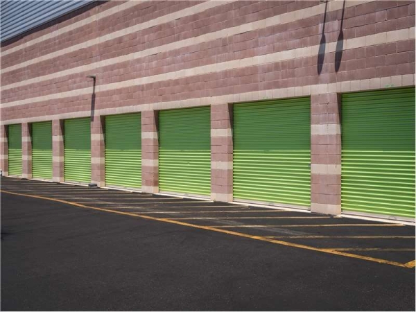 Facility photo: //images.sparefoot.com/medium/217067699433681ecab.jpg