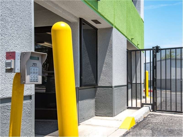 Facility photo: //images.sparefoot.com/medium/217068699433ace0ec7.jpg