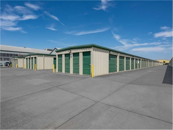 Facility photo: //images.sparefoot.com/medium/217074699433df3d6ae.jpg