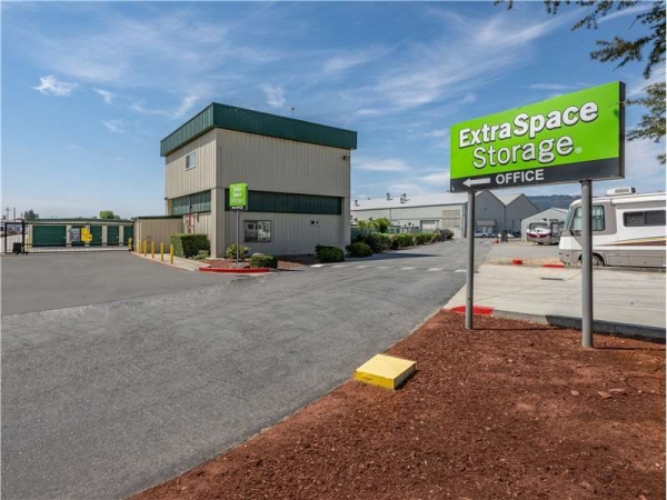 Facility photo: //images.sparefoot.com/medium/217074699433e014c3a.jpg