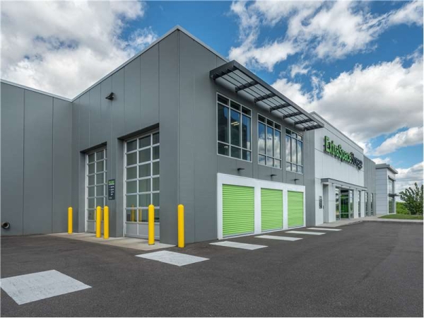 Facility photo: //images.sparefoot.com/medium/21710664e02fd671204.jpg