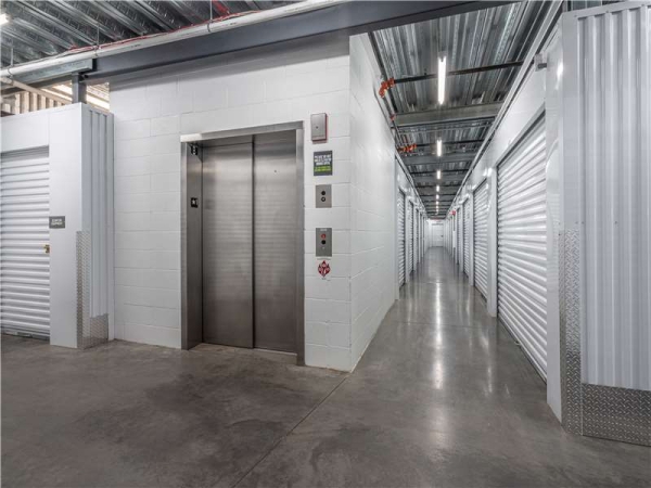 Facility photo: //images.sparefoot.com/medium/21710664e02fd7d689c.jpg