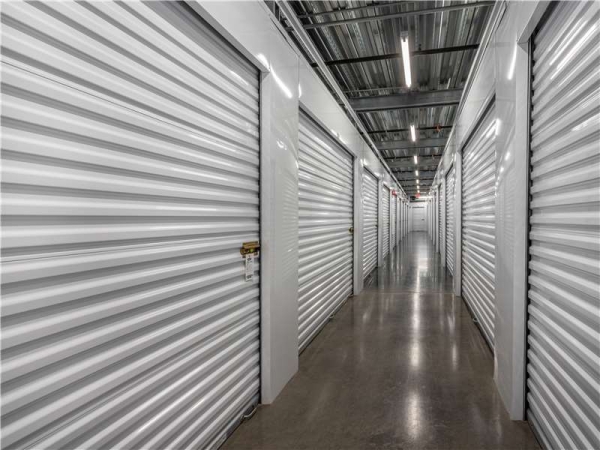Facility photo: //images.sparefoot.com/medium/21710664e02fd9401f0.jpg