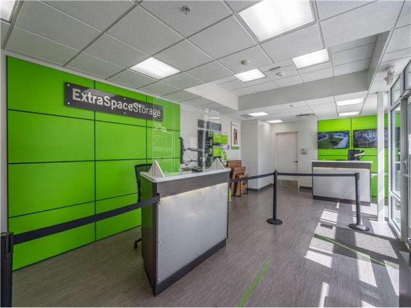 Facility photo: //images.sparefoot.com/medium/21710664e02fda68cdb.jpg
