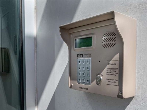Facility photo: //images.sparefoot.com/medium/21710664e02fdca8b12.jpg