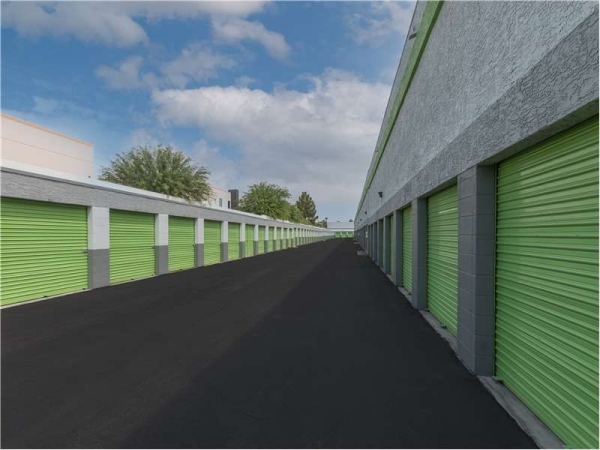 Facility photo: //images.sparefoot.com/medium/2171116994330fe6fcd.jpg