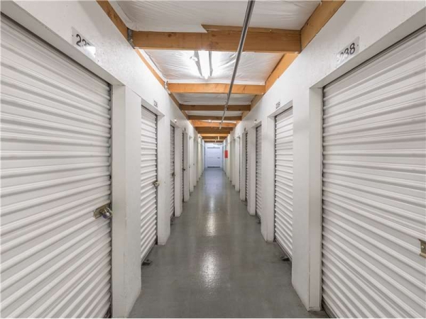 Facility photo: //images.sparefoot.com/medium/21711169943310b6735.jpg