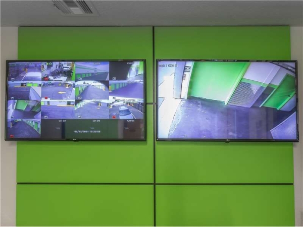 Facility photo: //images.sparefoot.com/medium/2171116994331286209.jpg