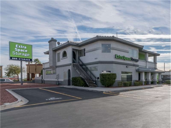 Storage Units at Extra Space Storage - 0820 - Las Vegas - W Sahara Ave - 7525 West Sahara Avenue