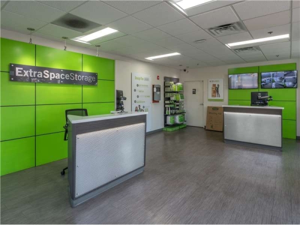 Facility photo: //images.sparefoot.com/medium/217120699434610452e.jpg