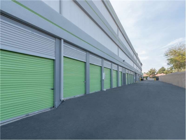 Facility photo: //images.sparefoot.com/medium/21712069943461cd7ea.jpg