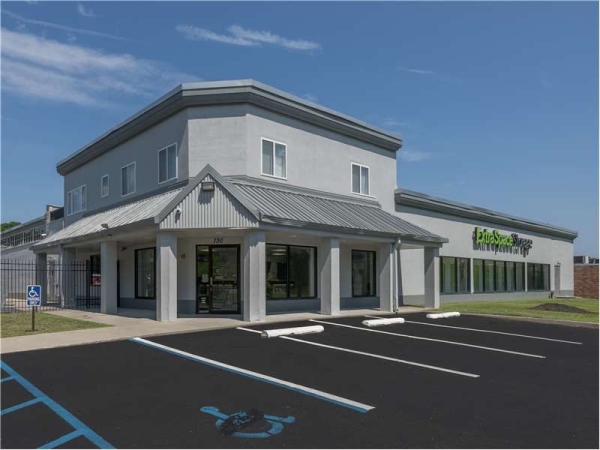 Facility photo: //images.sparefoot.com/medium/21713969cce0eca740f.jpg